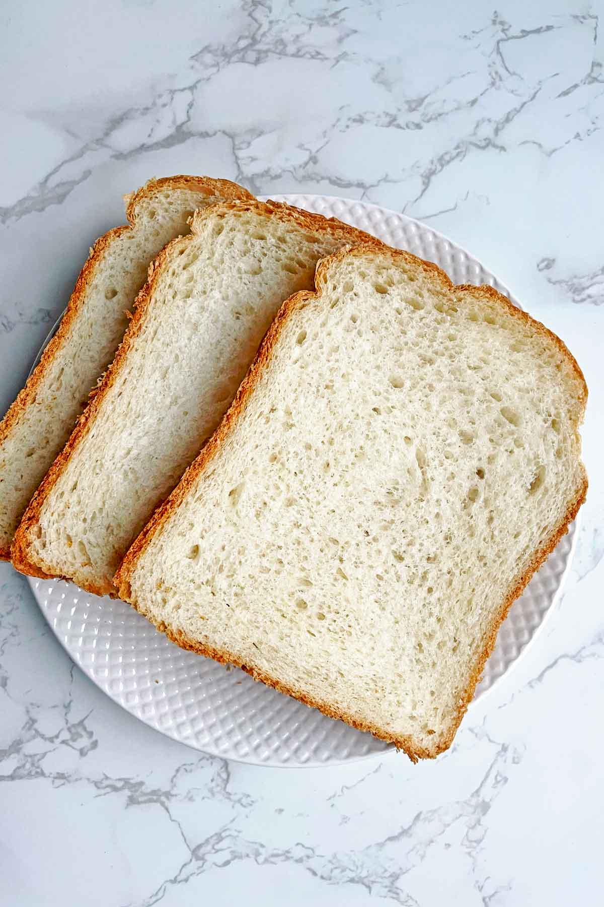 3 bread slices in a plate.